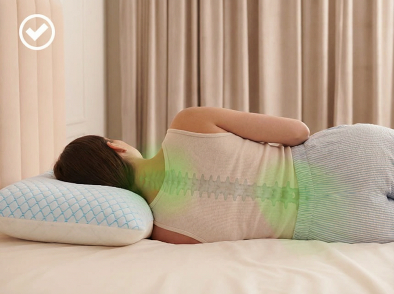 Woman sleeping comfortably on Velóura pillow